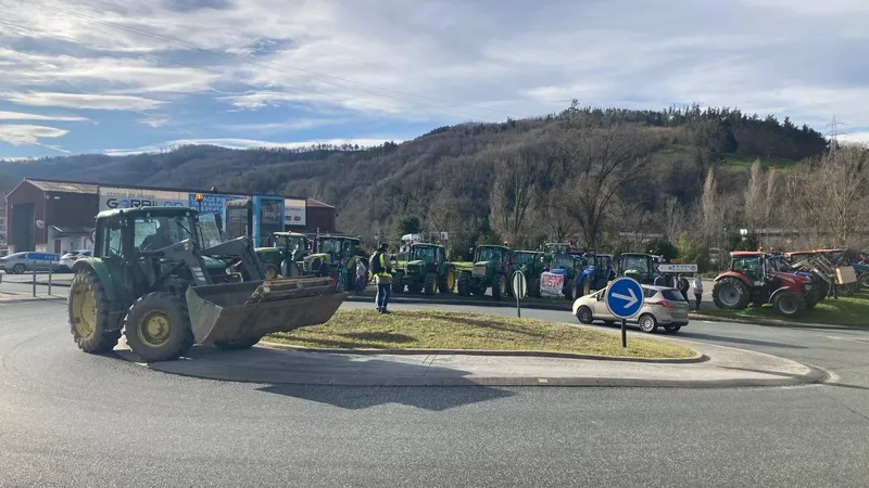 C&ocirc;t&eacute; fran&ccedil;ais, &agrave; Biriatou, quelques tracteurs sont pr&eacute;sents &agrave; 11h30. Seuls trois v&eacute;hicules pourront entrer sur l'autoroute.