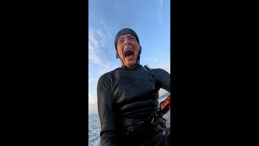 En pleine tempête Goretti, le Français Clément Huot bat le record du monde de kitesurf. El